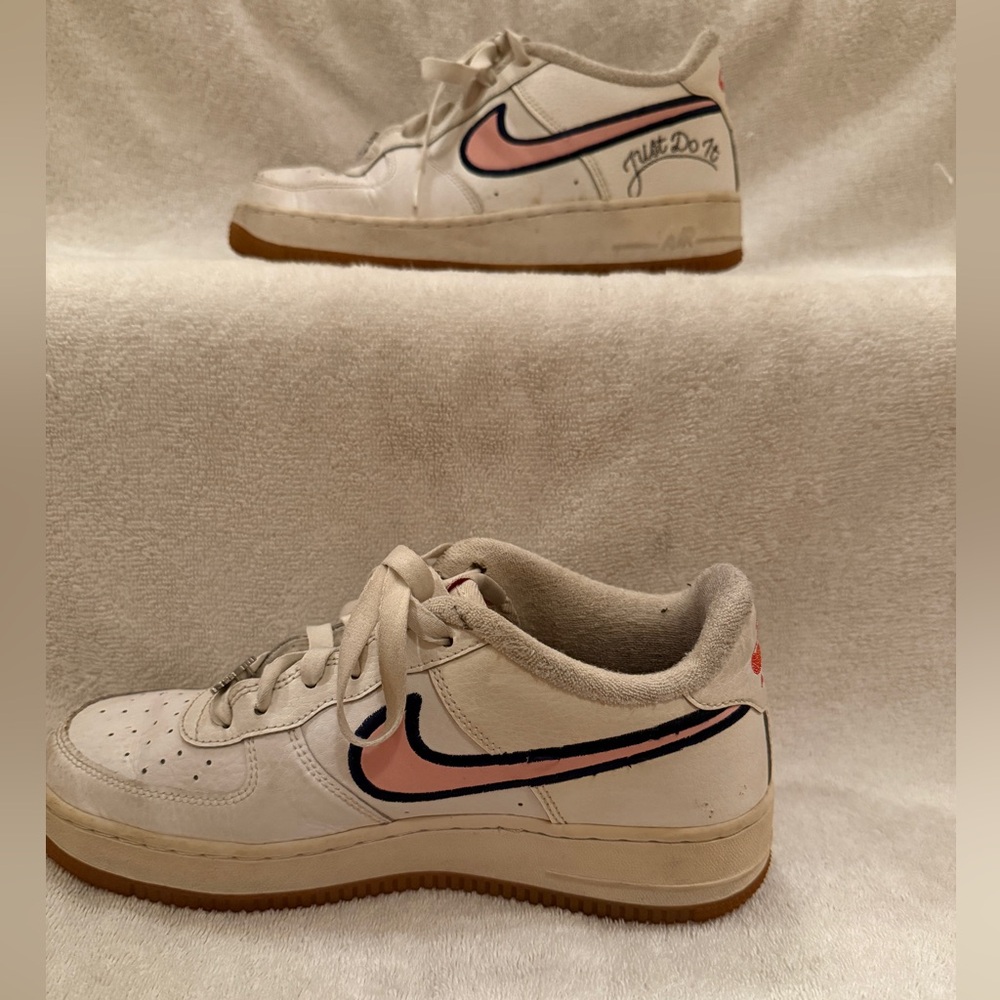 Nike Air Force 1 Low. LV8 Just Do It White Pink Glaze-Red
Girls, Size 7Y